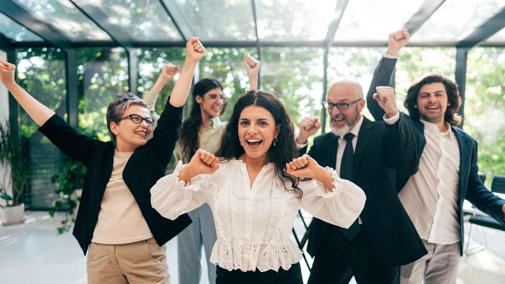 Equipo celebrando en un evento corporativo