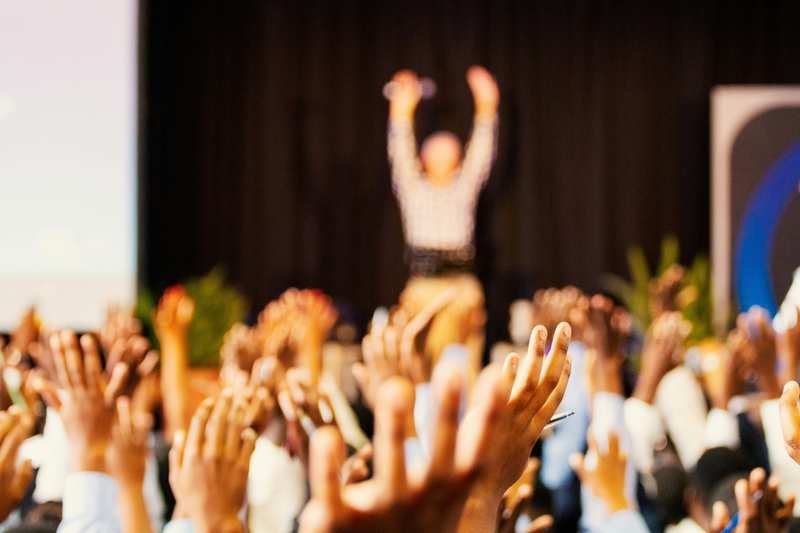 Eventos corporativos temáticos: ideas para sorprender a tu equipo