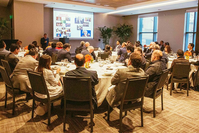 Técnicas de comunicación persuasiva para invitar a ejecutivos de alto nivel a tu evento corporativo