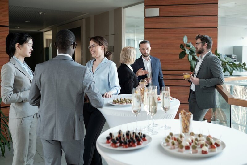 Técnicas para conectar expositores con asistentes interesados en eventos corporativos