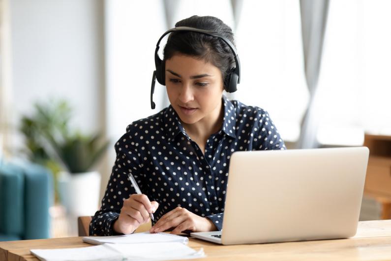 beneficios de ofrecer traducción simultánea en múltiples idiomas